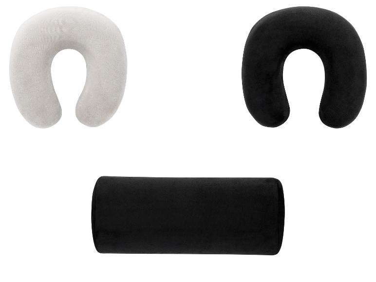 Twee U-vormige reiskussens (wit en zwart) en een zwart cilindervormig kussen.