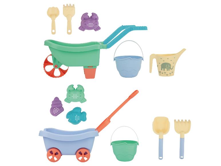 Twee sets kleurrijke speelgoedkruiwagens en zandvormpjes voor kinderen.