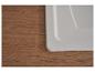Witte spoelbak met houten aanrechtblad.