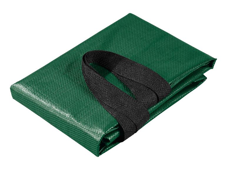 Een groen gevouwen zeil met een zwarte band op een witte achtergrond.