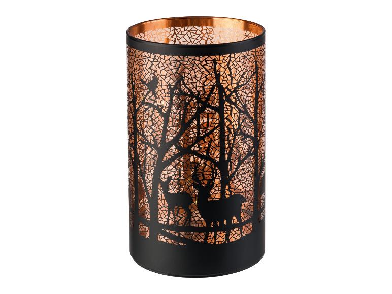 Een cilindrische kaarsenhouder met een bos- en hertendesign.