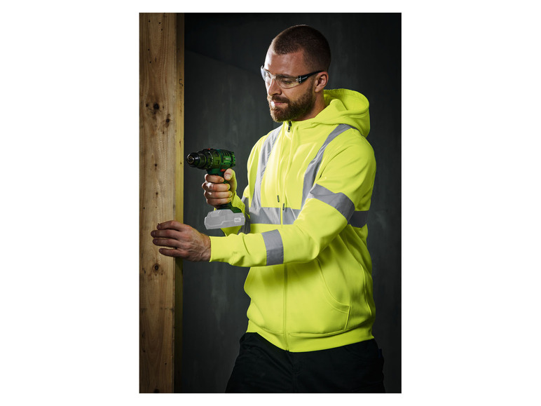 Een man in een veiligheidsjack gebruikt een draadloze boormachine van Makita.