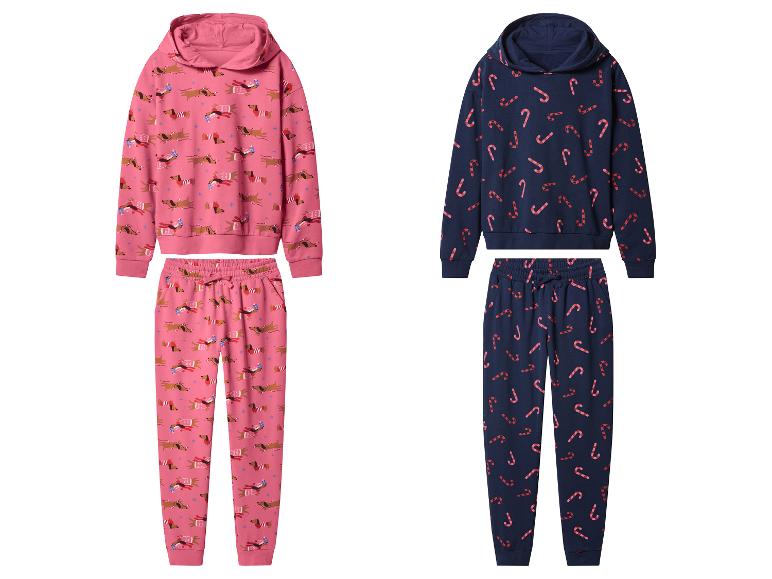 Twee pyjamasets met hoodie en broek, één roze met honden, de andere donkerblauw met zuurstokken.