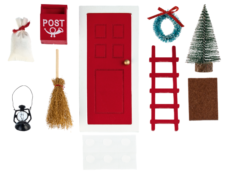 Accessoireset voor een elfenhuisdeur, inclusief een rode deur, ladder, bezem en andere objecten.