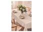 LIVARNO® tafelkleed met bladpatroon op een gedekte tafel met bloemen en servies.