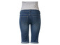 Donkerblauwe denim capri-broek met een grijze top eronder.