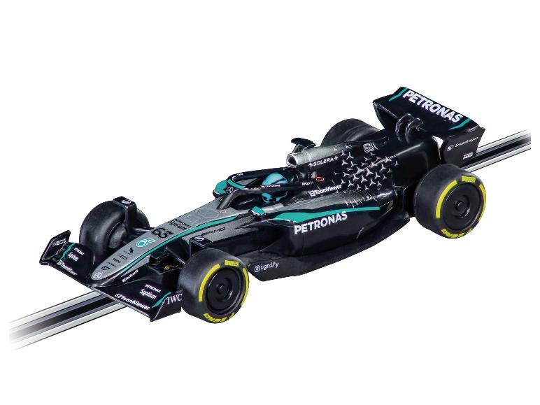 Carrera Formule 1-speelgoedauto op de racebaan.