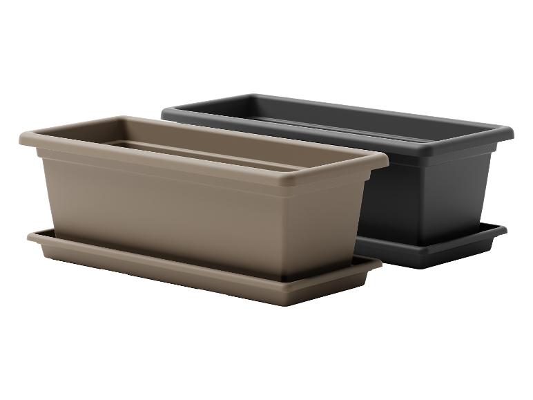 Twee rechthoekige plastic plantenbakken met schotels, één bruin en één zwart.