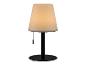 Moderne tafellamp met crèmekleurige lampenkap en zwarte voet.