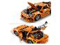 Twee aanzichten van een oranje LEGO Technic auto met open motorkap en kofferbak, met motordetails.