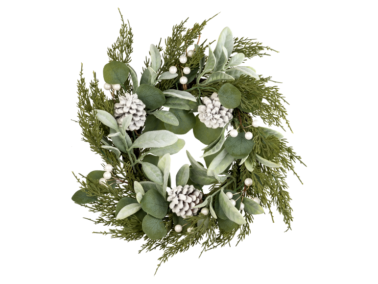 Kerstkrans met besneeuwde dennenappels, witte bessen en groene bladeren.