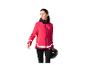 Vrouw in roze fietsjack en zwarte legging, met fietshelm.