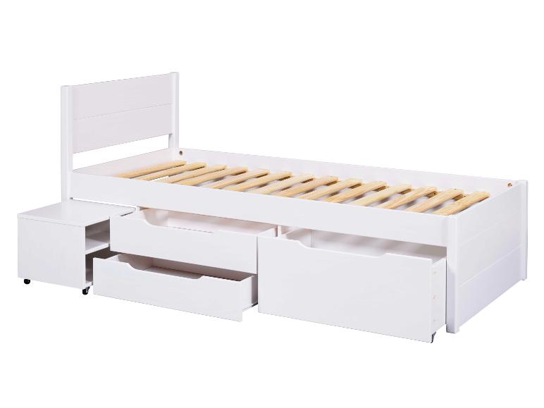 Wit bed met laden en nachtkastje.