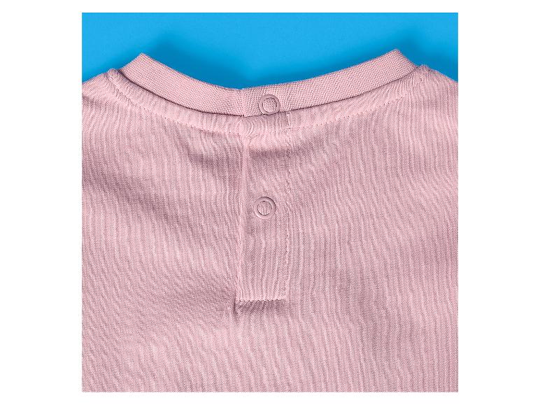 Roze babyromper met drukknoopsluiting in de nek.