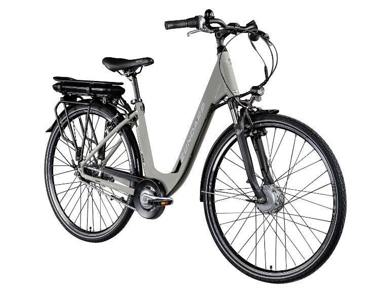 Grijze elektrische fiets met bagagedrager en koplamp, op een witte achtergrond.
