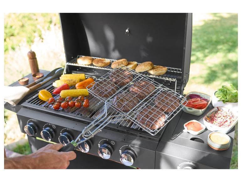 Gasbarbecue met hamburgers, maïskolven, groenten en broodjes, buiten bereid.