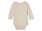 Beige baby romper met lange mouwen.