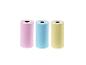 Drie kleurrijke thermische papierrollen in roze, blauw en geel.