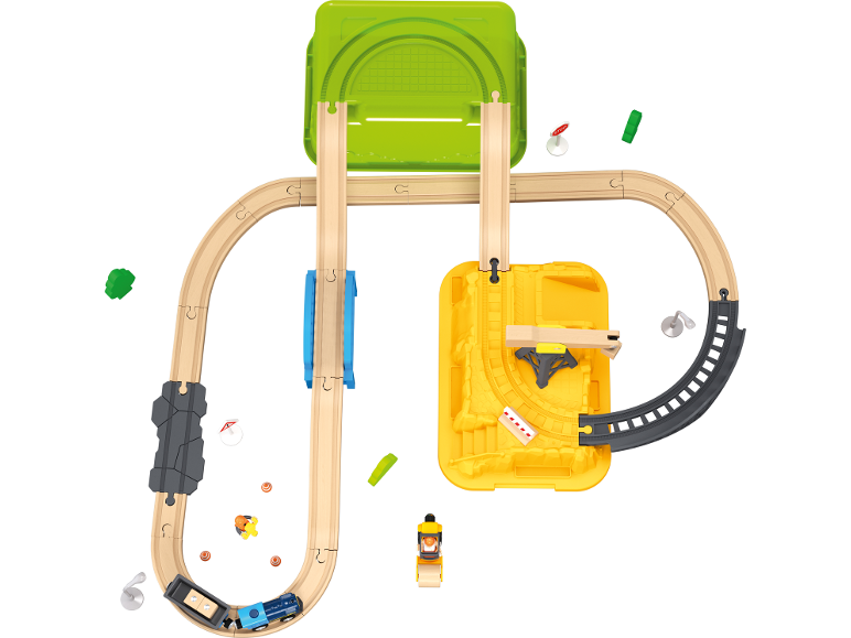 Houten speelgoedtreinset met twee niveaus, een trein en diverse accessoires.