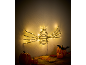 Lichtgevende spinnendecoratie voor Halloween met pompoenen en herfstbladeren.
