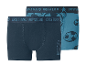 Twee jongensboxershorts, één marineblauw en één lichtblauw met voetbalpatroon.