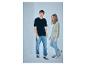 Twee jonge mensen dragen effen T-shirts en jeans, casual outfits tonend.