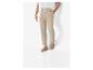 Beige broek en espadrilles voor heren.