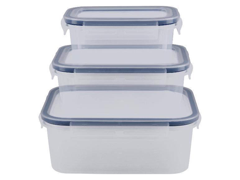 Drie transparante plastic voedselcontainers met blauwe deksels.