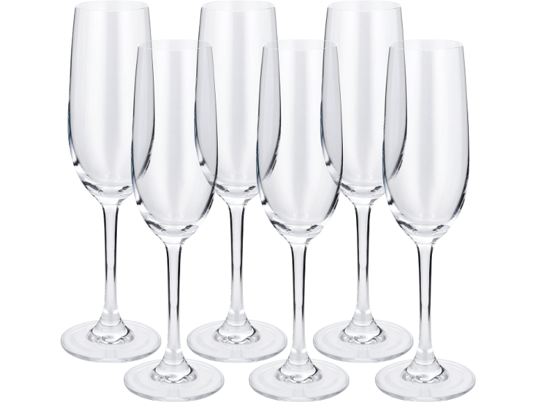 Zes heldere glazen champagnefluiten op een zwarte achtergrond.