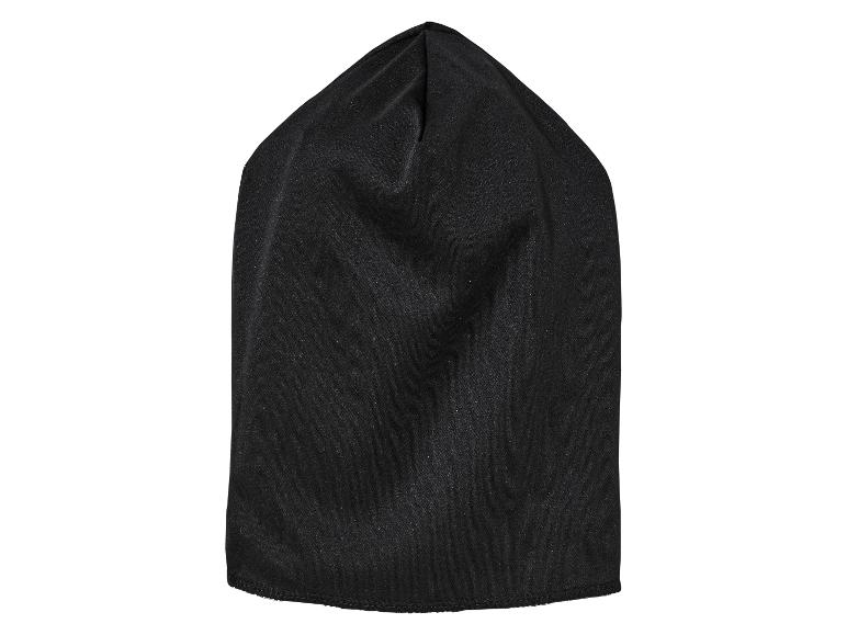 Een zwarte gebreide muts.