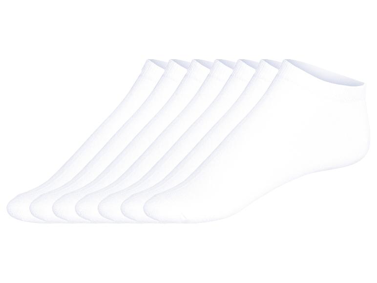 Vijf paar witte, onzichtbare sokken.