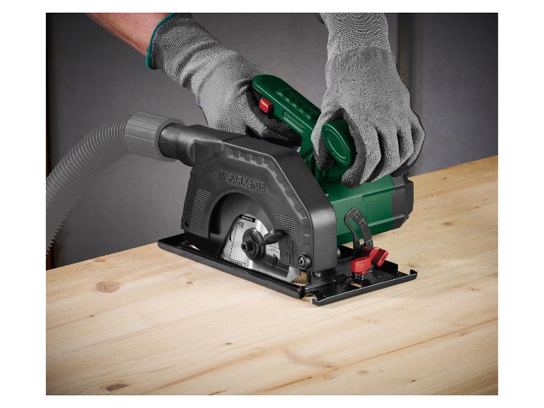 Handcirkelzaag met stofzuiger voor hout, bediend door een persoon met handschoenen