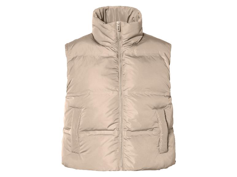 Een beige gewatteerde vest met rits.