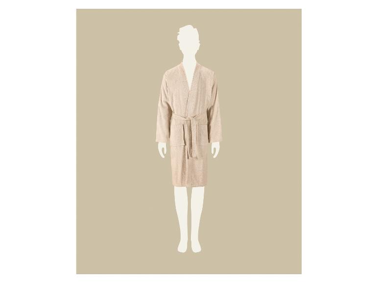 Beige badjas op een paspop.