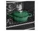 Groene gietijzeren braadpan in een oven