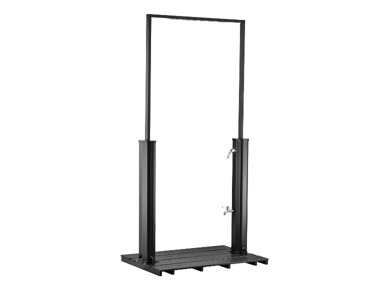 Buitendouche met zwart frame en houten lattenbodem