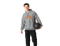 Man in grijze hoodie en zwarte broek houdt een zwarte medicijnbal vast.