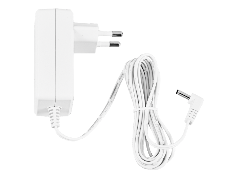 Witte stroomadapter met Europese stekker en opgerolde kabel met DC-connector.