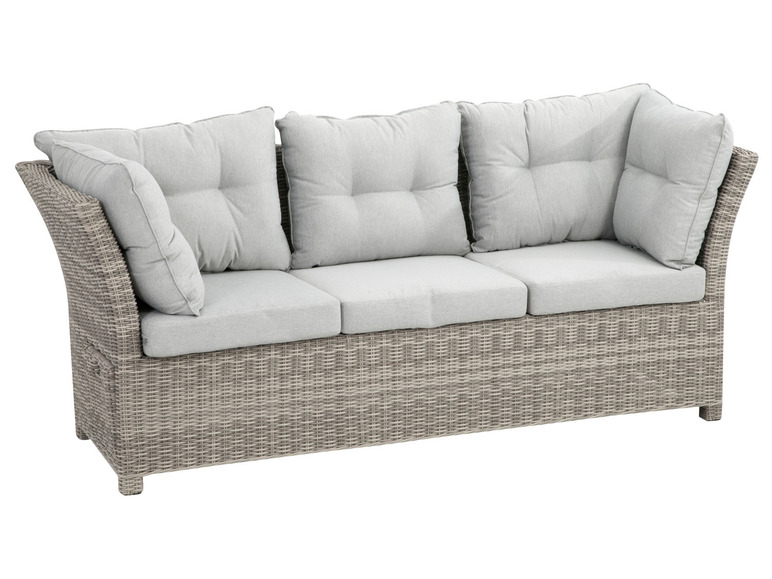 Een grijze wicker bank met drie kussens