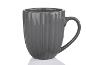 Een grijze keramische mok met gegroefde textuur.