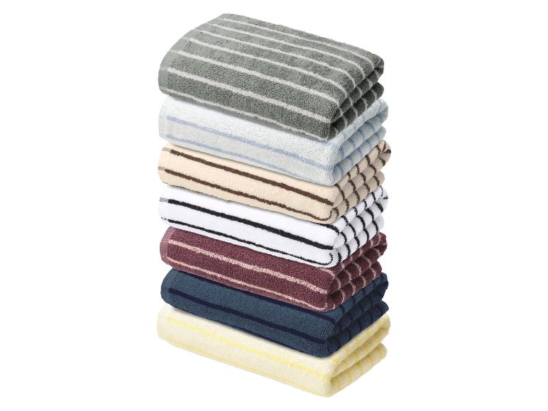 Stapel gestreepte keukenhanddoeken in diverse kleuren: grijs, lichtblauw, beige, wit, bordeaux, marineblauw en geel.