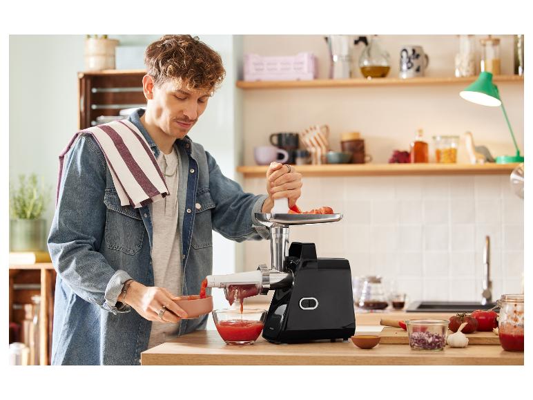 Tomatensaus maken met een Moulinex gehaktmolen.
