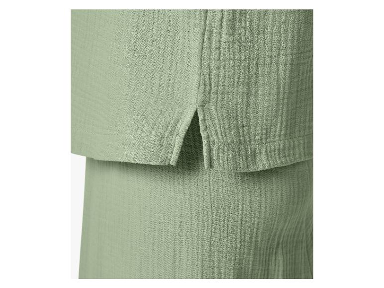 Close-up van een groene, gekreukelde mousseline top en bijpassende rok.