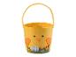 Een geel paasemmertje met een kuiken erop.