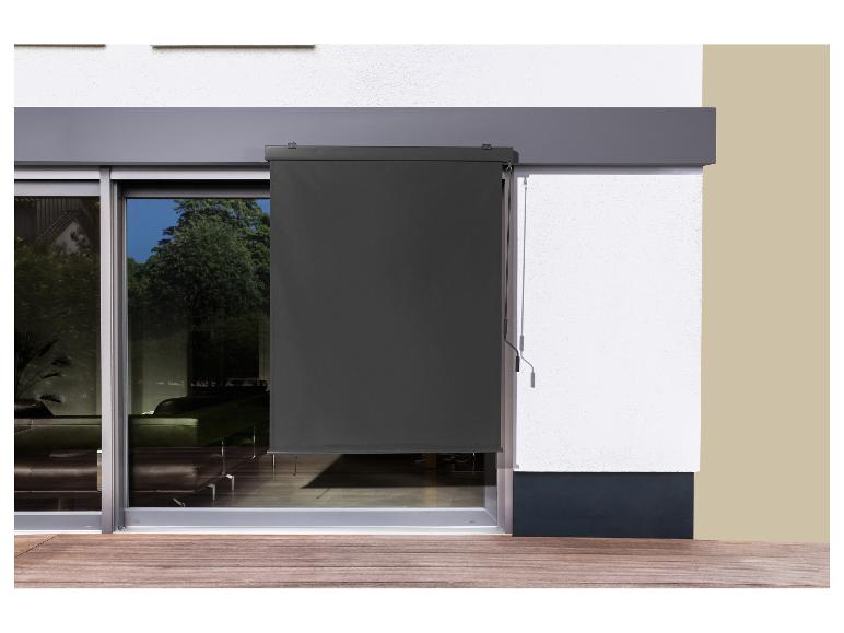 Buitenrolgordijn op terrasdeur, gedeeltelijk neergelaten, met houten terras.