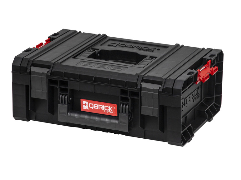Een zwarte Qbrick System gereedschapskist met rode accenten.