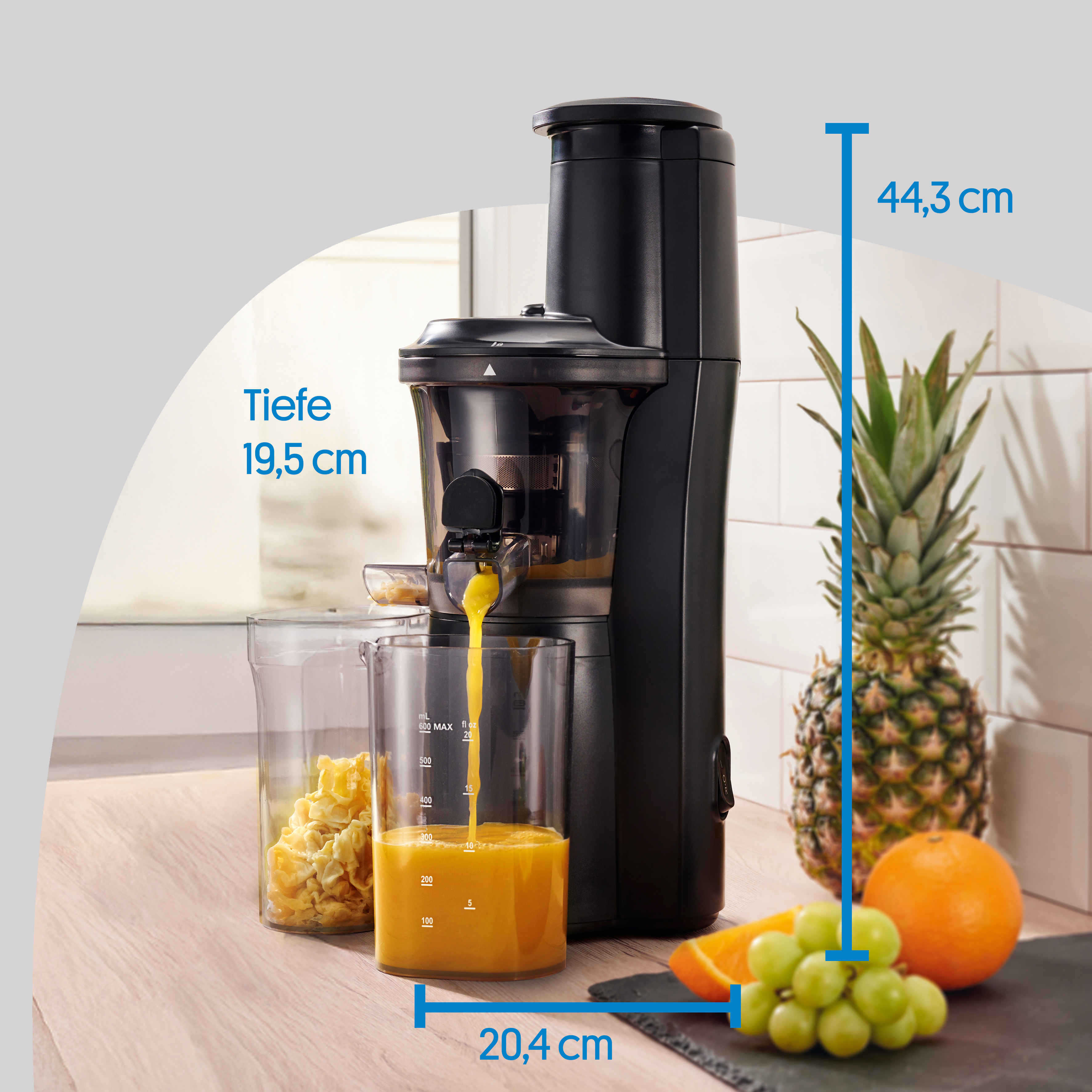 Afmetingen van de slowjuicer: hoogte 44,3 cm, breedte 20,4 cm, diepte 19,5 cm.