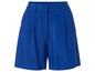 Een paar blauwe, geplooide shorts voor dames.