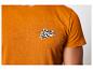 Een oranje T-shirt met een 'Raw Denim' logo.