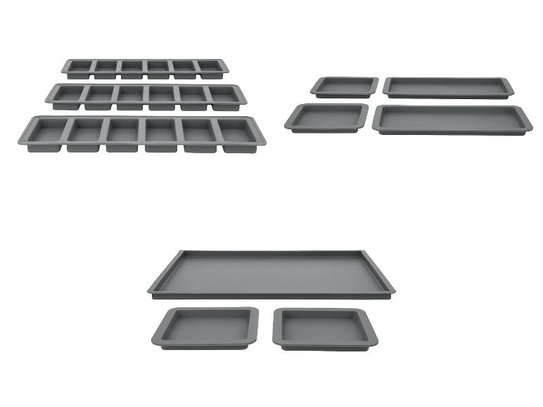 Grijze modulaire opbergbakken en dienbladen, in diverse maten en vormen.